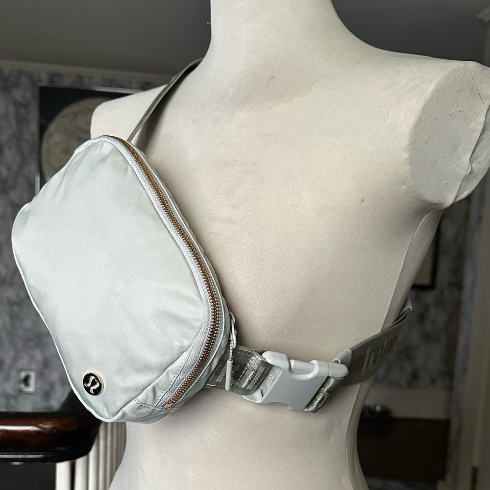 Lululemon Athletica Gray White Gold Glitter Crossbody Everywhere Belt Bag 1L